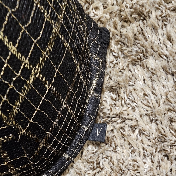 Victoria Secret - Picture 2 of 4